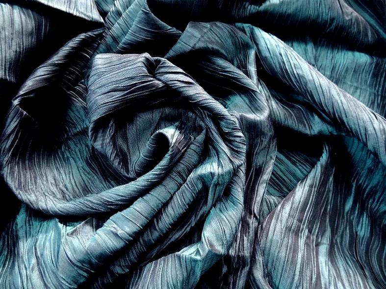 Taffetas plisse bleu canard reflets noirs
