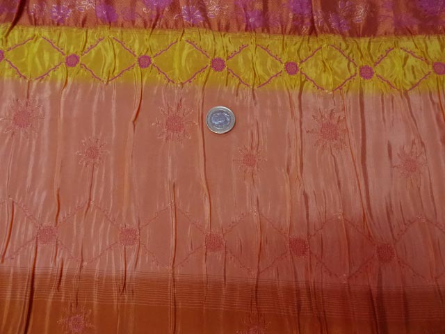 Taffetas plisse fronces brodees orangees 2