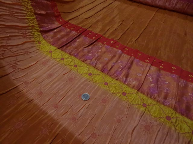 Taffetas plisse fronces brodees orangees 4