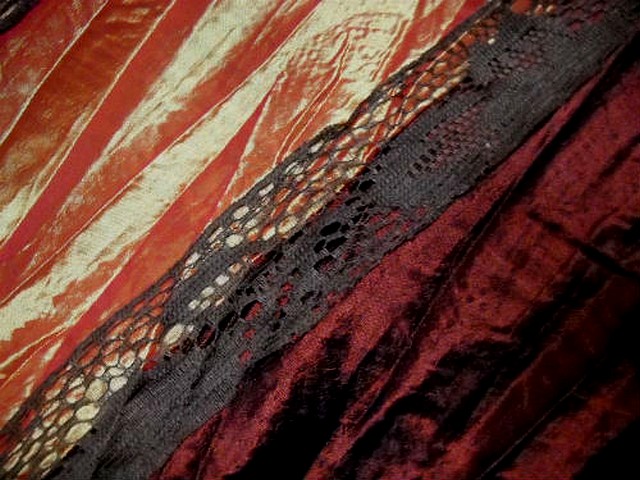 Taffetas plisse rayures bordeaux rose poudre mandarine et dentelle brune 3