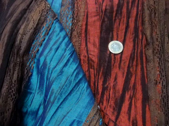 Taffetas plisse rayures rouille bleu electrique caramel et dentelle brune 3