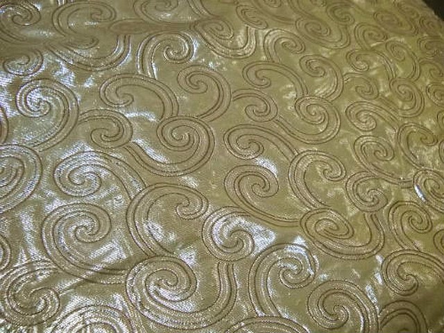 Taffetas reversible or pale vinaigre motif volutes 1