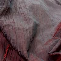 Taffetas rouge fonce reflets noirs plisse 1 