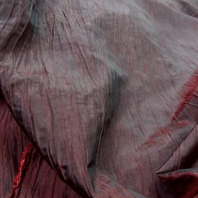Taffetas rouge fonce reflets noirs plisse 1 