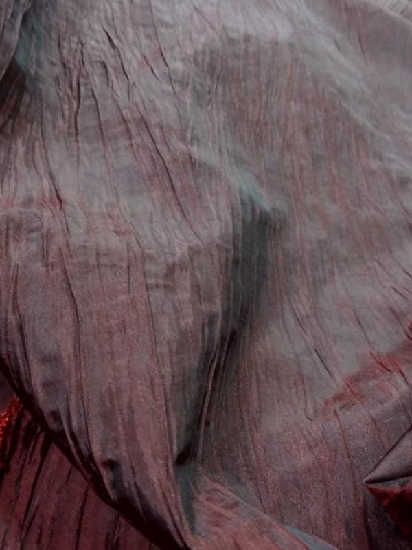 Taffetas rouge fonce reflets noirs plisse 1 