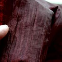 Taffetas rouge fonce reflets noirs plisse 2 