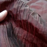Taffetas rouge fonce reflets noirs plisse 3 