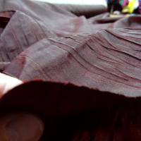 Taffetas rouge fonce reflets noirs plisse 4 