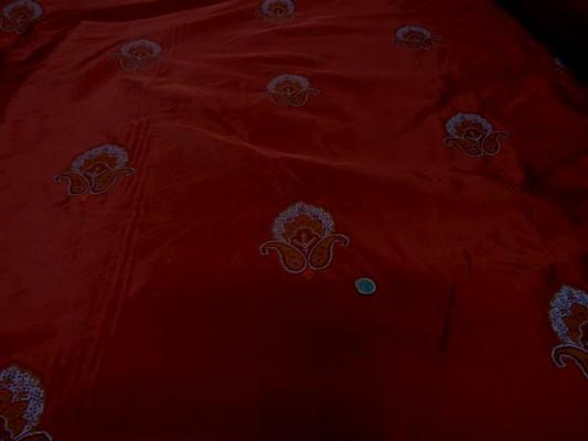 Taffetas rouge profond brode medaillons 2 