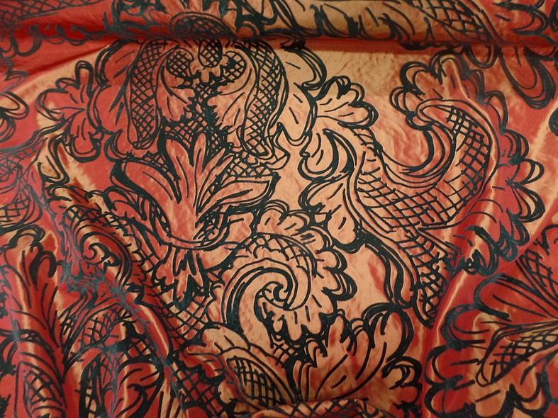 Taffetas rouge reflets or motif en applique 1