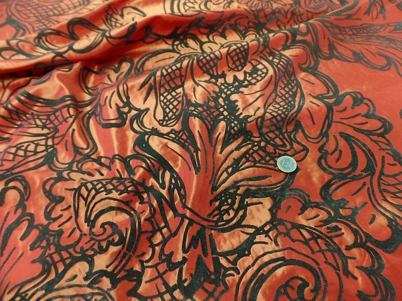 Taffetas rouge reflets or motif en applique 2