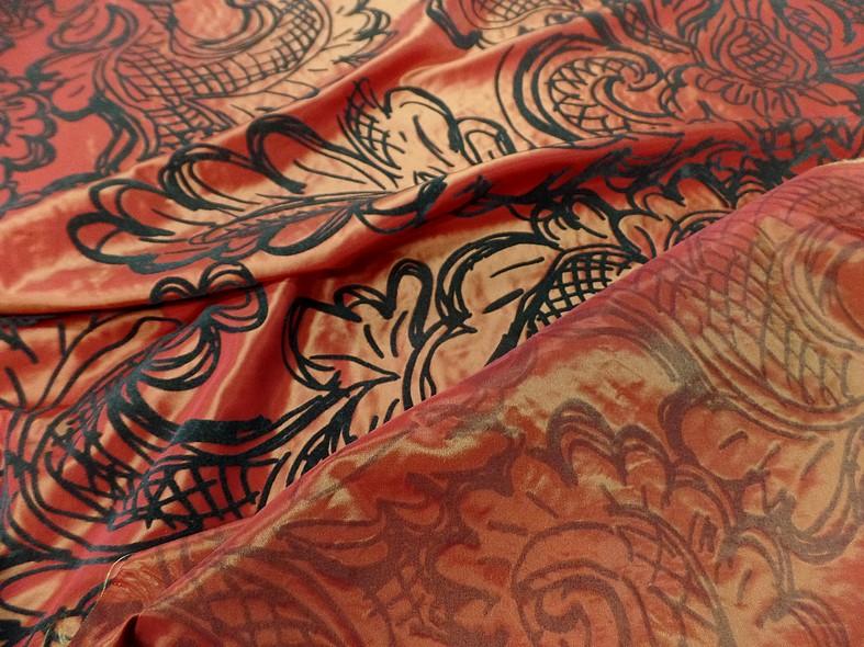 Taffetas rouge reflets or motif en applique 3