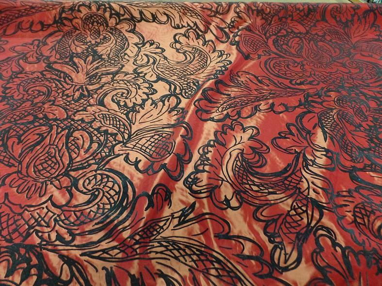 Taffetas rouge reflets or motif en applique 4