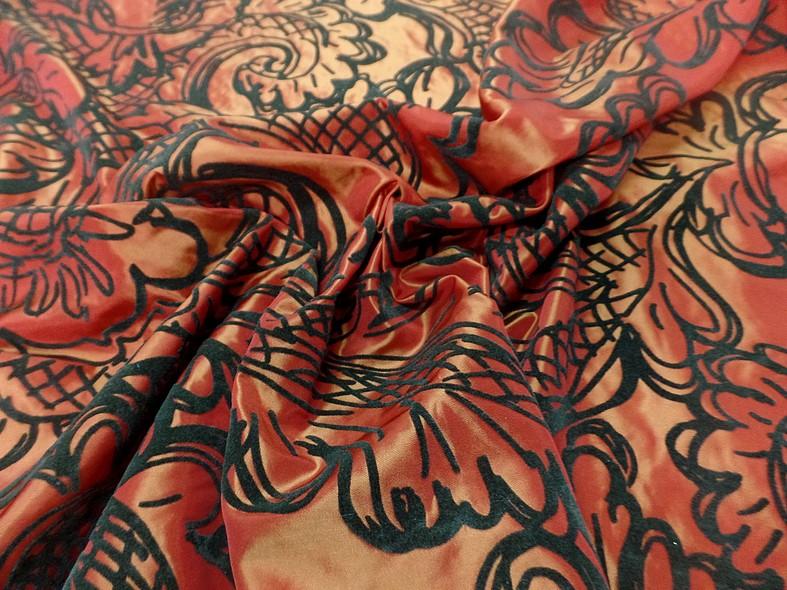 Taffetas rouge reflets or motif en applique 8