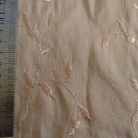 Taffetas teinte bisque broderie fleurie ton sur ton 1 