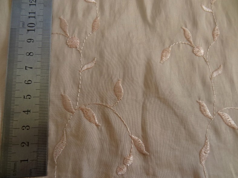 Taffetas teinte bisque broderie fleurie ton sur ton 1