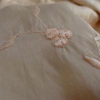 Taffetas teinte bisque broderie fleurie ton sur ton 2 
