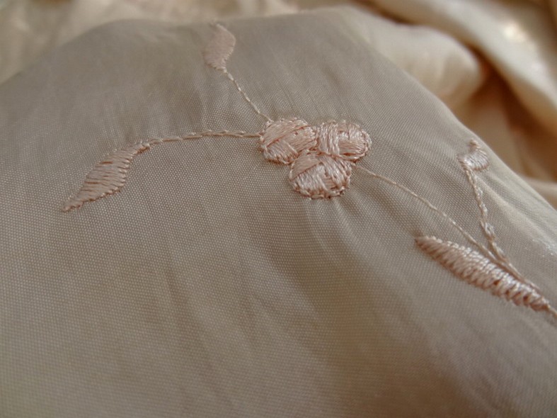 Taffetas teinte bisque broderie fleurie ton sur ton 2
