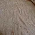 Taffetas teinte bisque broderie fleurie ton sur ton