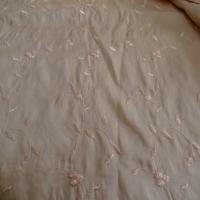 Taffetas teinte bisque broderie fleurie ton sur ton