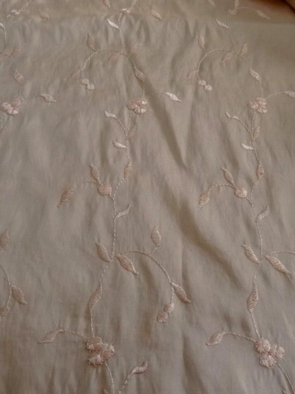 Taffetas teinte bisque broderie fleurie ton sur ton