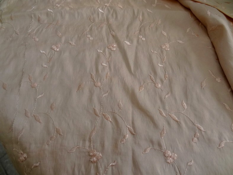 Taffetas teinte bisque broderie fleurie ton sur ton