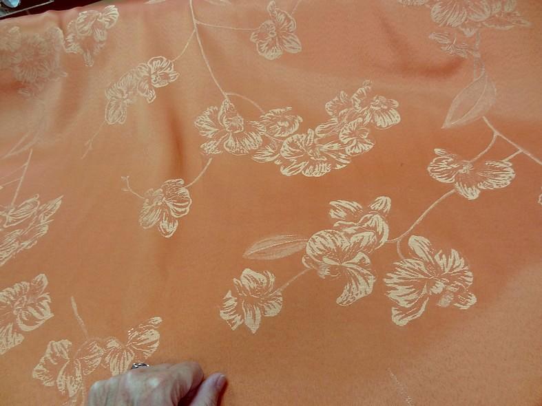 Tissu ameublement damasse satine motif classique teinte jus d orange 3