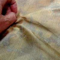 Tissu ameublement satine marbre jaune or et vert de gris 1 
