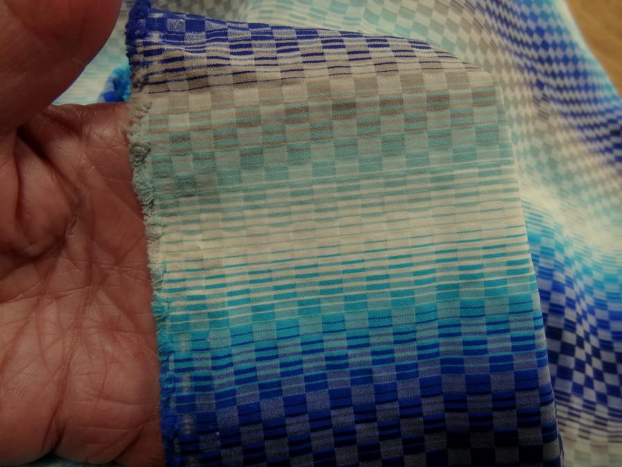 Tissu bi stretch petits carreaux degrades bleus et beige 3
