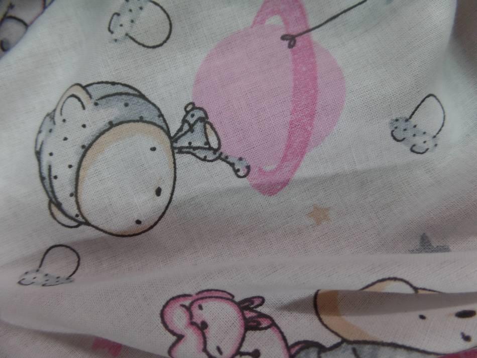 Tissu coton blanc imprime motifs enfant rose gris