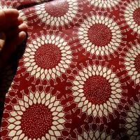 Tissu coton wax bordeaux motif fleurs soleil