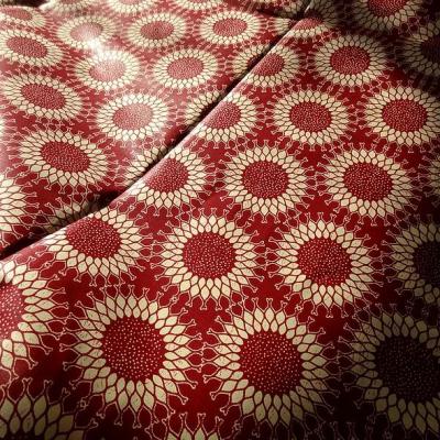 Tissu wax bordeaux motif fleurs soleil