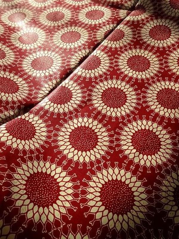 Tissu wax bordeaux motif fleurs soleil