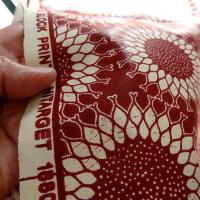 Tissu coton wax bordeaux motif fleurs soleil