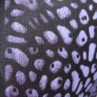 Tissu coton wax frises geometriques amethyste blanc paille