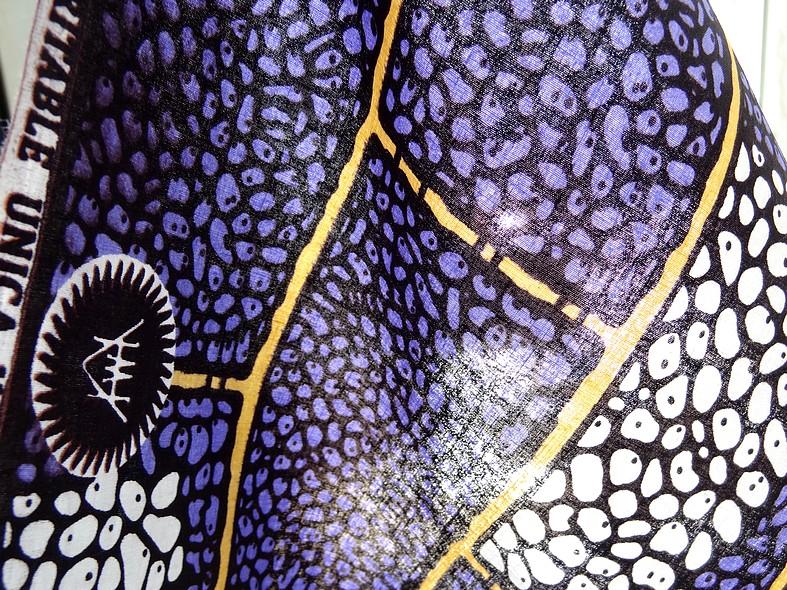 Tissu coton wax frises geometriques amethyste blanc paille