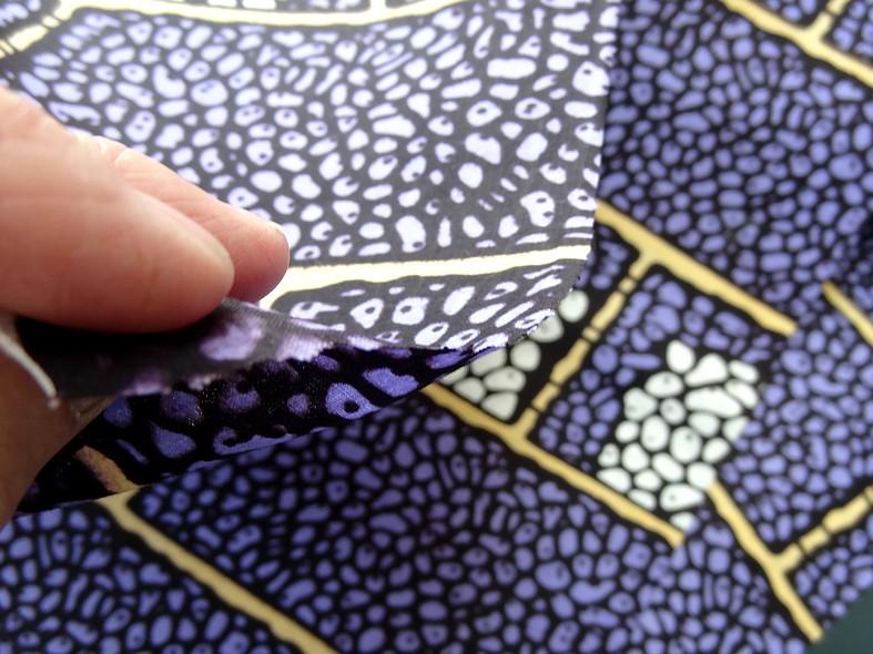 Tissu coton wax frises geometriques amethyste blanc paille