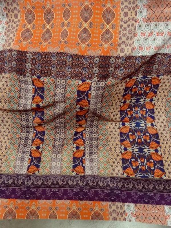 Tissu crepe imprime frises fleuries violet orange 1 