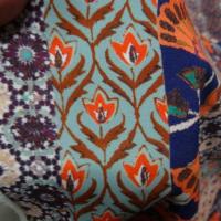 Tissu crepe imprime frises fleuries violet orange 2 