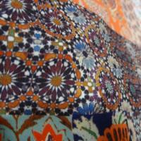 Tissu crepe imprime frises fleuries violet orange 3 