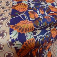 Tissu crepe imprime frises fleuries violet orange 4 