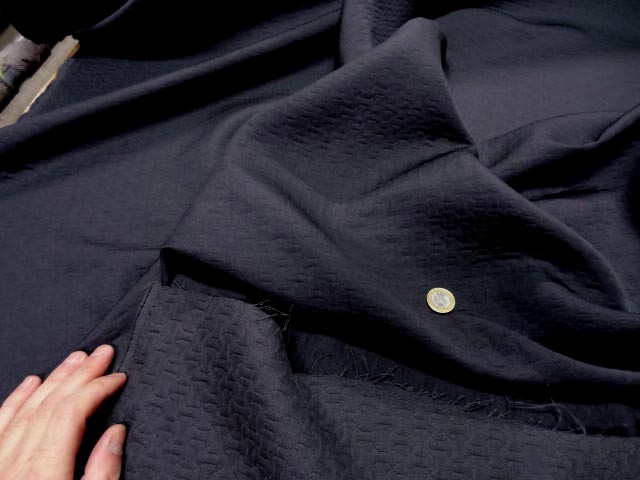 Tissu damasse gris motifs croisillons 3