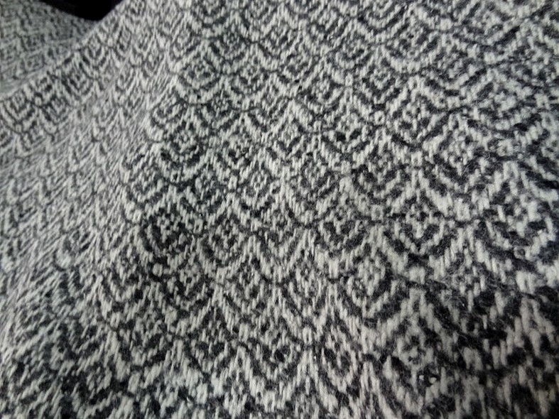 Tissu de laine noir et blanc motif eventail art deco 1 