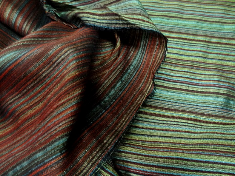 Tissu en laine et soie melangees fines rayures teintes vert et bordeaux 1