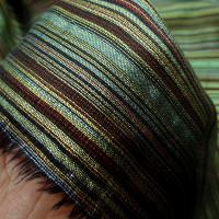 Tissu en laine et soie melangees fines rayures teintes vert et bordeaux 2