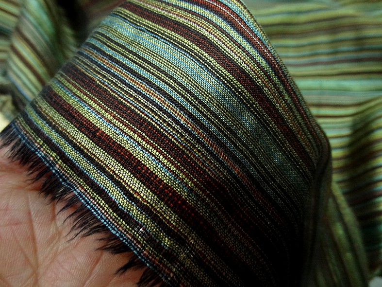 Tissu en laine et soie melangees fines rayures teintes vert et bordeaux 2