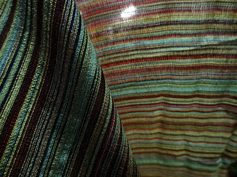 Tissu en laine et soie melangees fines rayures teintes vert et bordeaux 3