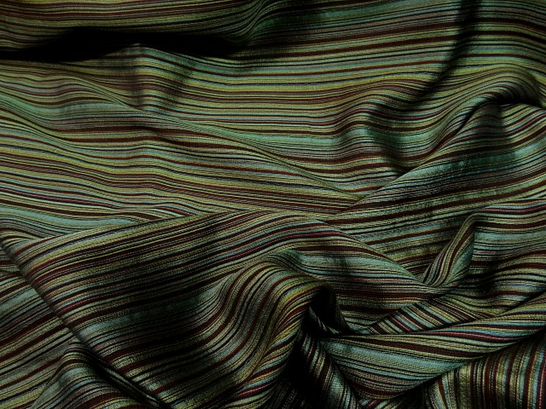 Tissu en laine et soie melangees fines rayures teintes vert et bordeaux 4
