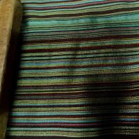 Tissu en laine et soie melangees fines rayures teintes vert et bordeaux 5