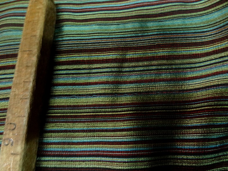 Tissu en laine et soie melangees fines rayures teintes vert et bordeaux 5